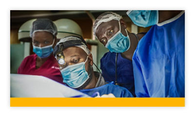 Dr. Clovis Baramburiye udfører operation, mens kirurger under oplæring observerer i Rwanda, Afrika